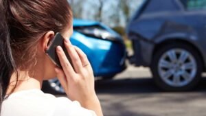 woman-calling-after-car-accident